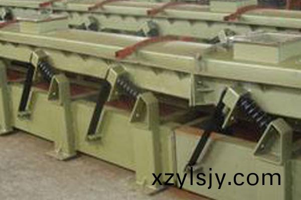 不平(ping)衡式(shi)雙質(zhì)(zhi)體(ti)振動(dòng)輸送機(jī)具有的(de)五(wu)大(da)優(yōu)勢(shì)(shi)特(te)點(diǎn)